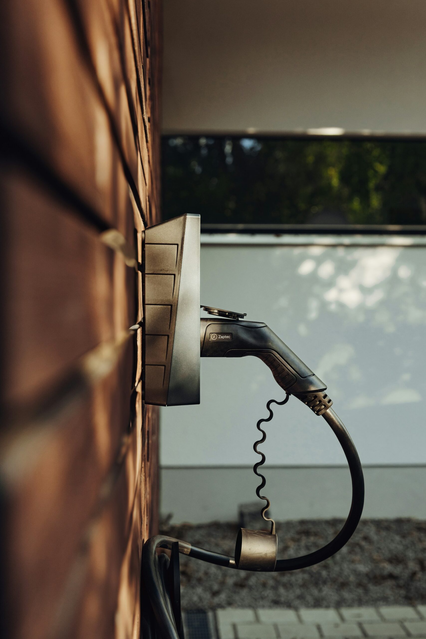 Navigating Modern Energy Management: Aligning Device Power Needs with Fluctuating Grid Costs